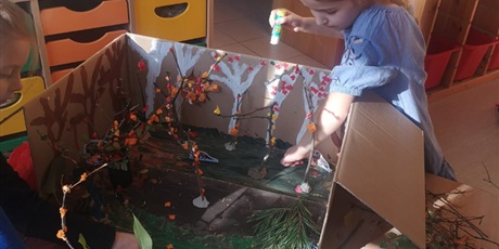 Powiększ grafikę: Dzieci z grupy Koszałków- Opałków wykonują makietę lasu. 