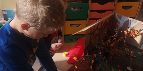 Powiększ grafikę: Dzieci z grupy Koszałków- Opałków wykonują makietę lasu. 